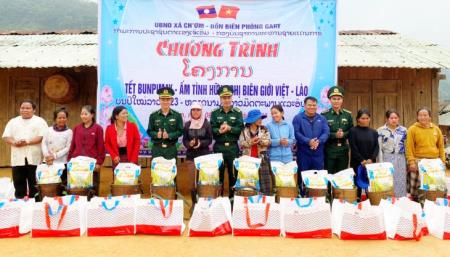 Tặng 120 suất quà cho nhân dân Lào nhân dịp Tết cổ truyền Bunpimay