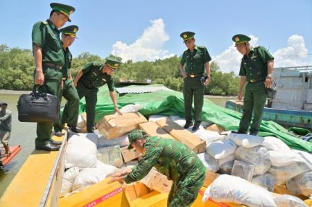 Tạm giữ tàu cá vô chủ với số lượng hàng hóa ước tính nhiều tỷ đồng