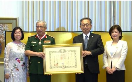 Chính phủ Nhật Bản tặng Thượng tướng Nguyễn Chí Vịnh Huân chương Mặt trời mọc Tia sáng vàng
