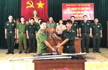 Bàn giao vũ khí tự chế, vật liệu nổ và công cụ hỗ trợ