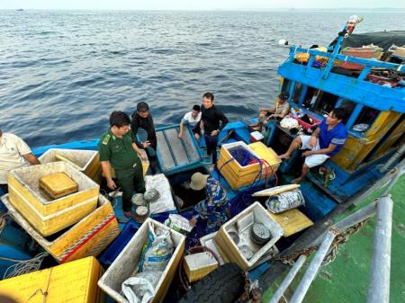 BĐBP Quảng Ngãi tạm giữ nhiều đồ vật gốm sứ do ngư dân khai thác trái phép