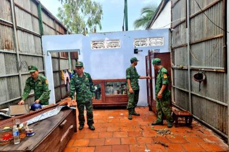 BĐBP An Giang giúp nhân dân khắc phục hậu quả giông, lốc