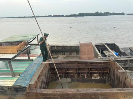 Bắt giữ phương tiện vận chuyển cát trái phép trên sông Đồng Nai