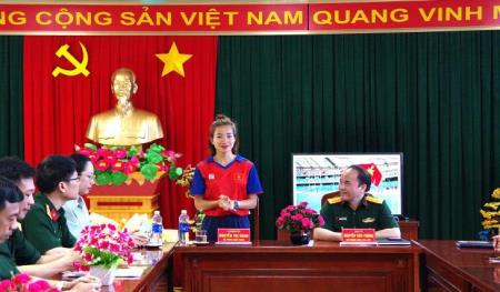 Gặp mặt, tặng quà “Cô gái vàng” SEA Games 32 Nguyễn Thị Oanh