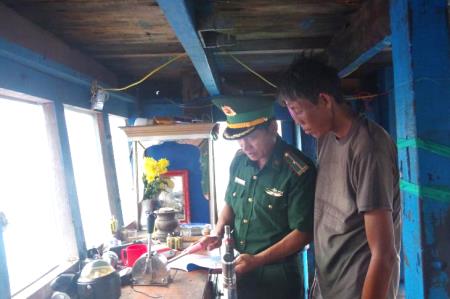 Ngư dân bám biển Trường Sa chung sức gỡ “thẻ vàng”