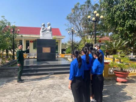 Phát huy vai trò của đội ngũ cán bộ tiến hành công tác giáo dục chính trị, tư tưởng ở đơn vị