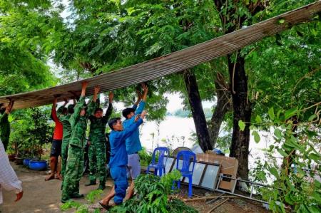 BĐBP An Giang giúp nhân dân di dời nhà, tài sản phòng, tránh sạt lở đất