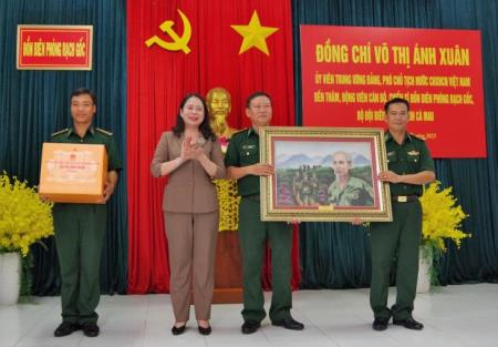 Phó Chủ tịch nước Võ Thị Ánh Xuân dự Lễ ra quân Chiến dịch "Thanh niên tình nguyện Hè" năm 2023 tại Đất Mũi, thăm cán bộ, chiến sĩ Đồn Biên phòng Rạch Gốc