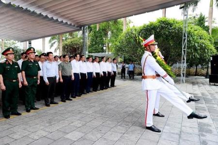 Thủ tướng Phạm Minh Chính dâng hương tại Nghĩa trang Liệt sỹ Vị Xuyên