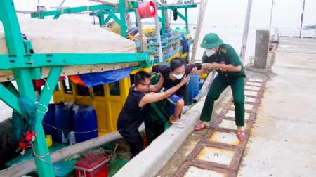 BĐBP Sóc Trăng tiếp nhận 5 ngư dân gặp nạn trên biển, đưa vào bờ an toàn