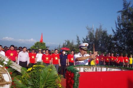 Dâng hương tưởng niệm các chiến sĩ Gạc Ma