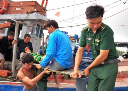 Cà Mau: Hỗ trợ thuyền viên gặp nạn trên biển