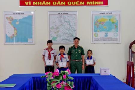 Chăm lo cho trẻ em ở khu vực biên giới bằng những việc làm thiết thực