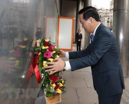 Chủ tịch nước đặt hoa tại Biển tưởng niệm Bác Hồ ở thủ đô London