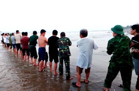 Đồn Biên phòng Ròon phối hợp tìm kiếm người dân mất tích khi đi tắm biển