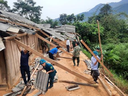 BĐBP kịp thời giúp nhân dân khắc phục hậu quả giông lốc, mưa đá