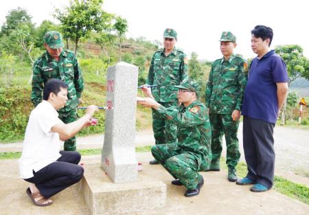 BĐBP Sơn La: Kiểm tra, bảo dưỡng mốc quốc giới, cọc dấu biên giới Việt Nam - Lào