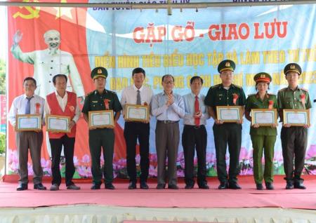 Tấm gương tiêu biểu học tập và làm theo Bác trên biên giới biển Vĩnh Châu