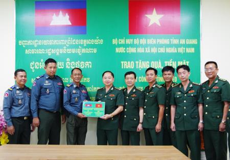 BĐBP An Giang hỗ trợ kinh phí và nhu yếu phẩm cho lực lượng vũ trang hai tỉnh Takeo và Kandal, Campuchia