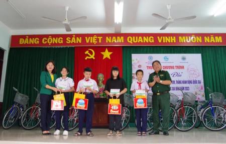 Các đơn vị thuộc BĐBP Khánh Hòa, An Giang tặng quà phụ nữ, học sinh nghèo khu vực biên giới
