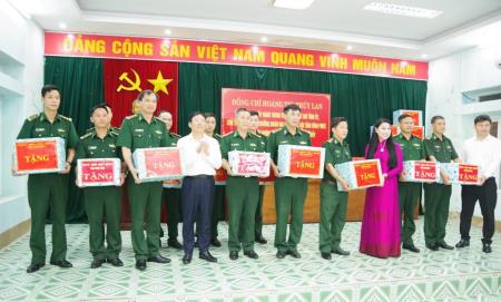 Bí thư Tỉnh ủy Vĩnh Phúc thăm, tặng quà Đồn Biên phòng cửa khẩu quốc tế Thanh Thủy