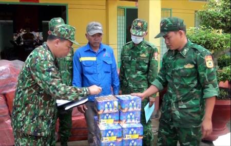 Chủ động đấu tranh với hoạt động mua bán, vận chuyển trái phép vũ khí, vật liệu nổ, công cụ hỗ trợ trên tuyến biên giới