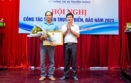 UBND tỉnh Quảng Ngãi tặng Bằng khen cho phóng viên Báo Biên phòng vì thành tích xuất bản sách tuyên truyền về chủ quyền biển, đảo
