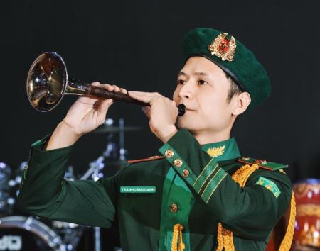 Chiến sĩ - Nghệ sĩ Trần Hoàng Oanh với cây kèn bầu