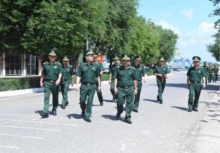 Thiếu tướng Nguyễn Anh Tuấn thăm và làm việc với Hải đoàn Biên phòng 18