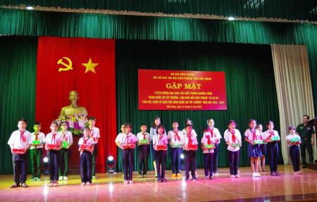 Tuyên dương học sinh tiêu biểu trong Chương trình Nâng bước em tới trường-Con nuôi đồn Biên phòng năm học 2022-2023
