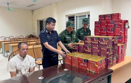 Bắt đối tượng vận chuyển 168 kg pháo qua biên giới
