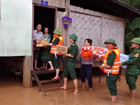 Triển khai lực lượng khắc phục hậu quả thiên tai, hỗ trợ nhu yếu phẩm cho nhân dân Lào