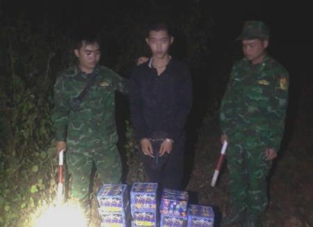 Bắt đối tượng vận chuyển thuê 30 kg pháo lậu
